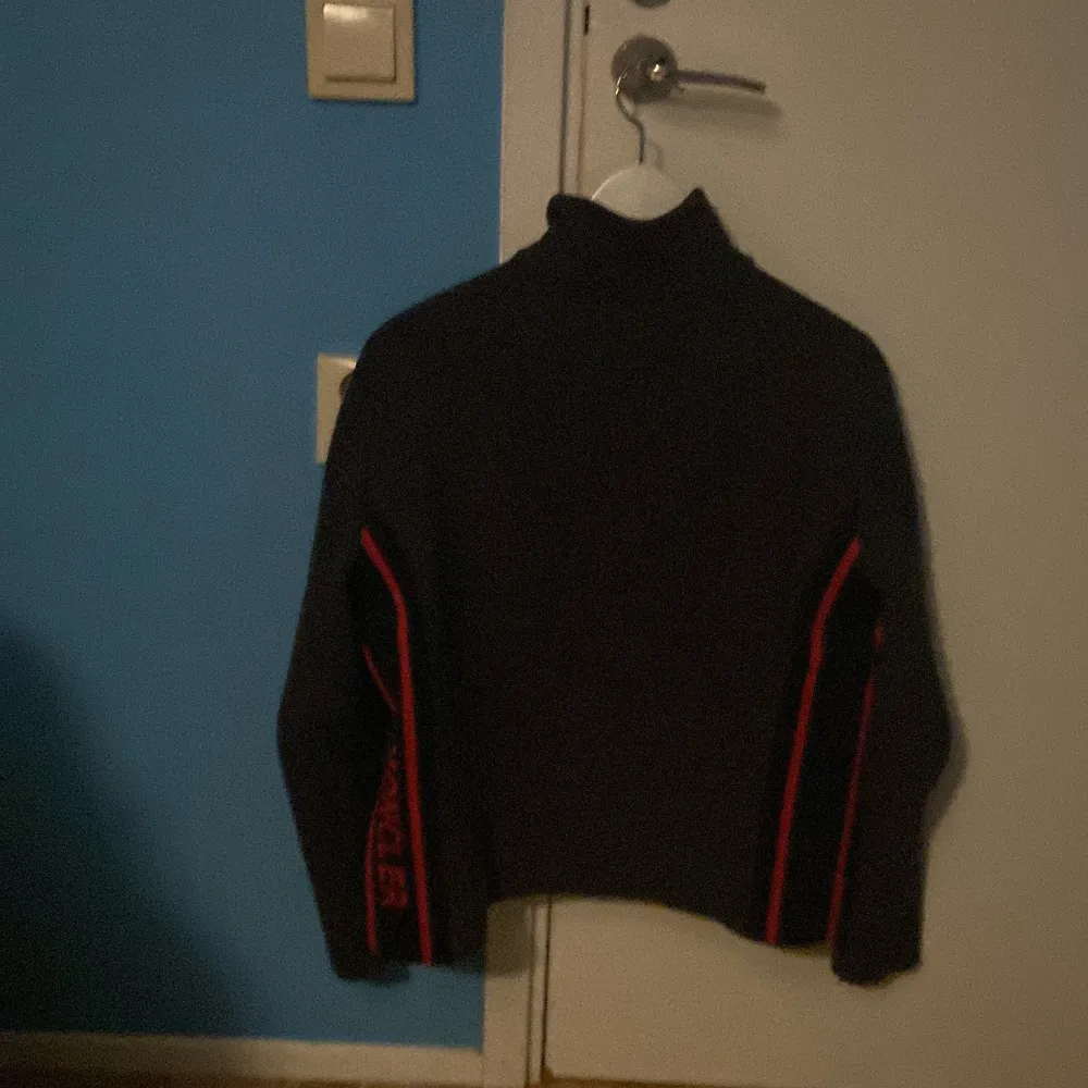 Tja, säljer nu min andra moncler cardigan, använd vid några tillfällen men i princip nytt, har kvitto från MIINTO, och tags medföljer. Skick 9/10, kan gå ner lite i pris vid snabb affär . Jackor.