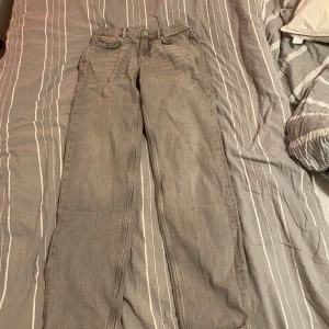 Grå jeans från G Perfect Jeans - Säljer ett par grå jeans från G Perfect Jeans i storlek 34. De har en klassisk design med fem fickor och en rak passform. Perfekta för både vardag och fest! 🖤