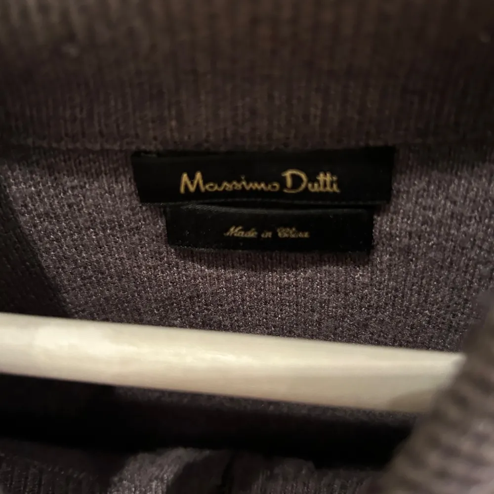 Säljer en stilren grå kofta från Massimo Dutti. Den har en dragkedja framtill och långa ärmar. Perfekt för både höst och vår. Koftan är i mycket bra skick och passar till många olika outfits är endast ganska nopprig. Priser går att diskuteras!. Tröjor & Koftor.