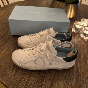 Philippe Model Skor - Philippe Model PRSX. Storlek 41 men passar mig som har 42/43. Endast testade ett par gånger finns knappt några tecken på användning. Köpta på Cettire. Kvitto m.m. finns. Mer bilder finns vid förfrågan.