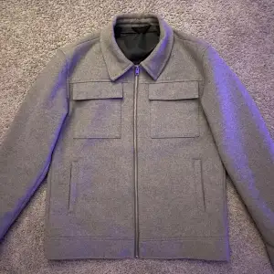 Sjuuukt snygg wool jacket ifrån Jack & Jones - Storlek: Medium (Passar mig som har Small) - Skick: 8/10 - Nypris: 1100kr - Mitt pris: 599kr - DM för frågor & funderingar!