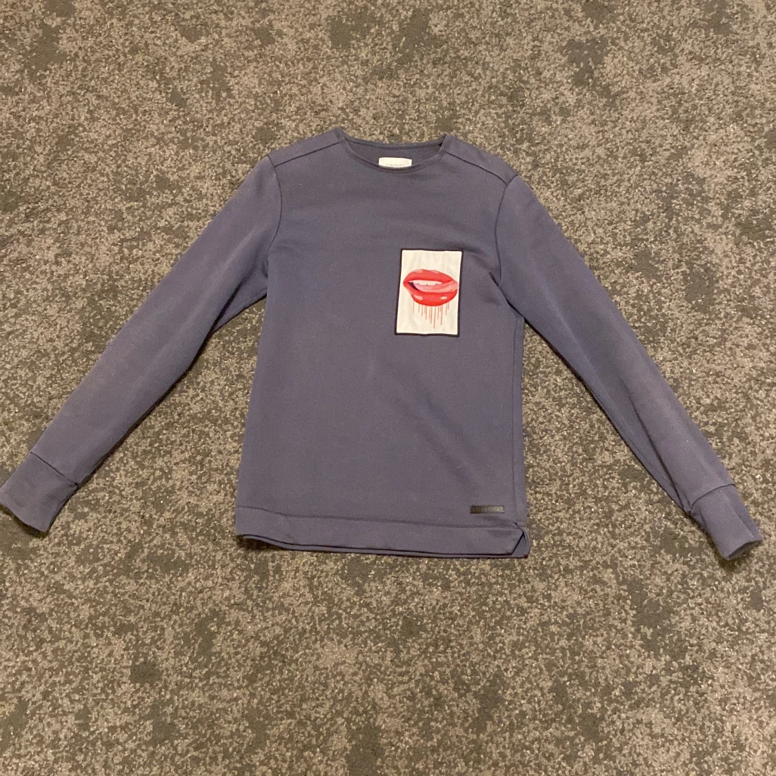 Mörkblå tröja från Limitato