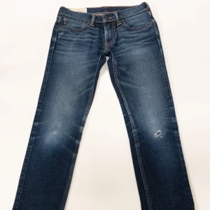 Abercrombie jeans  - Säljer ett par mörkblå Abercrombie jeans med snygg slitning. Änvända väl men fortfarande väldigt bra skick. Storleken är för 12 år, men tror att det är ungefär W26, L26. Fråga gärna om du undrar något! Pris kan diskuteras :)