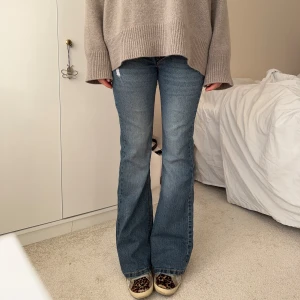 Lågmidjade bootcut jeans - Helt sjukt snygga bootcut jeans med coola detaljer på bakfickorna. 39cm över midjan och 77cm i innersöm, går att sprätta upp för ca 3cm längre 💙👏🏼