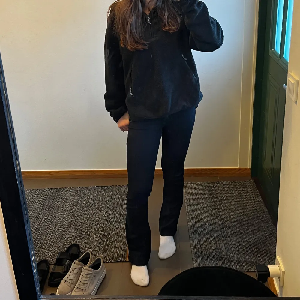 Säljer dessa lågmidjade bootcut jeansen ifrån Levis. Super fint skick men kommer tyvärr inte till användning. Storlek 25/30. Innerbenslängden är ungefär 75cm🥰. Jeans & Byxor.