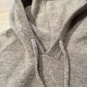 Beige merinoull hoodie - Säljer en supermjuk och stilren beige hoodie i 100% merinoull. Perfekt för kyliga dagar med sin varma och sköna känsla. Passar både till vardags och mysiga hemmakvällar. Ett måste i garderoben för alla som älskar komfort och stil! Storlek M. Vid fler frågor är det bara att skriva!