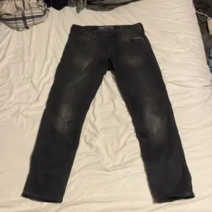 Säljer ett par svarta Replay Anbass jeans i bra skick. De är slim fit och har en snygg, mörk tvätt säljer dom då ja tycker dom är korta, är 174. Dom är storlek 30/30. Priset är inte hugget i sten!