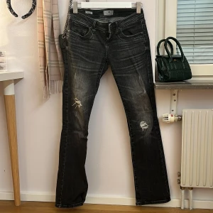 Svarta bootcut jeans från LTB - Säljer ett par jättesnygga svarta bootcut och lågmidjade jeans från LTB i modellen Valerie. Säljer eftersom jag haft de i ca 2 år och de är nu för korta tyvärr💕 Jeansen har inga hål eller skador förutom de som är menade. 