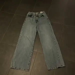 Säljer ett par snygga blå jeansbyxor från ONLY i storlek 27/30. De har en klassisk straight fit och är perfekta för både vardag och fest. Jeansen är i bra skick och har en tidlös design som passar till det mesta. Perfekt för dig som vill ha en stilren look! 💙