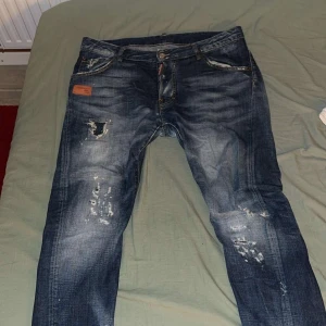 Dsquared jeans  - Jätte feta dsquared jeans i bra skick! Storlek 46, nypris runt 2500 mitt pris 899 kan diskuteras vid en snabb affär 