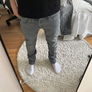 Grå jeans från Jack & Jones - Säljer ett par grå jeans från Jack & Jones i storlek M. De har en straight passform och är i bra skick. Perfekta för både vardag och fest! 🕺