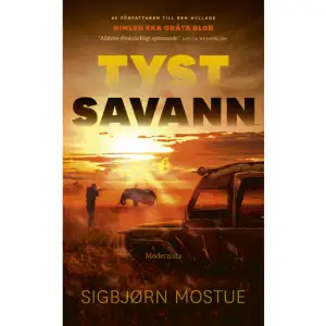 Uppföljaren till den internationella succén Himlen ska gråta blod »I en skickligt upplagd intrig blir dagspolitik och kampen mot skövlad natur en alldeles utmärkt politisk thriller.« Liv Beckström, Liv tycker »Tyst savann är en intensivt spännande thriller som berör en av vår tids största katastrofer: naturen som försvinner. En bok väl värd att läsa och som har ett mycket intressant budskap.« Bettan bokpratarenEfter att ha pensionerat sig från yrket som specialsoldat i en antiterrorism-enhet söker Even Stubberud nu ett nytt liv i Kenya. Han har en önskan om att göra bot för den brutalitet han utövat under sin tidigare karriär genom att utbilda viltvårdare på savannen och därmed bidra till att förhindra den skoningslösa slakten av elefanter och annat djurliv.Det ska dock visa sig att det är starka krafter som ligger bakom tjuvjakten - med förgreningar till en av världens mäktigaste nationer. Samtidigt kontaktas Stubberud av sin tidigare chef - Elna Husøy, som leder Försvarets underrättelsetjänst om en allvarlig situation i Norge. Stubberuds liv blir inte enklare när han startar en personlig vendetta i Nairobi, som hotar att kasta in Norge i en diplomatisk mardröm. Det tycks bara finnas en utväg: Even Stubberud måste dö.Tyst savann är en intensivt spännande thriller som berör en av vår tids största katastrofer: naturen som försvinner. I översättning av Gabriel Setterborg. SIGBJØRN MOSTUE är en norsk författare vars första bok, thrillern Himlen ska gråta blod - om specialsoldaten Even Stubberud - blev en internationell succé och bland annat nominerades till det norska Rivertonpriset i kategorin »Årets bästa kriminalroman«. Tyst savann är uppföljaren och den andra boken i serien om Even Stubberud. »En rasande thriller som cirkulerar samtida frågor som politiska spänningar i Afrika men även den akuta klimatkrisen och artdöden. Mostue skriver en lättläst och effektiv prosa med god koll på dramaturgi och en stundtals filmisk stämning i miljöbeskrivningarna.« Kajsa Bellander, BTJ »En vanvettigt bra kriminalroman.« Randaberg 24, Norge »Tyst savann är bra och jag tycker om karaktärerna. Det händer saker hela tiden och jag har verkligen sträckläst boken. Den föll mig verkligen i smaken!« Betyg: 4 av 5 - Bokhyllan min    Format Pocket   Omfång 303 sidor   Språk Svenska   Förlag Modernista   Utgivningsdatum 2023-08-10   Medverkande Gabriel Setterborg   ISBN 9789180639149  