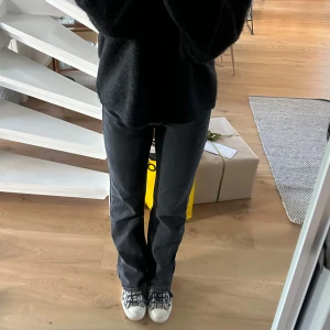 Mörkgråa jeans  - Gråa jeans från mango i modellen Matilda, storlek 38🩶