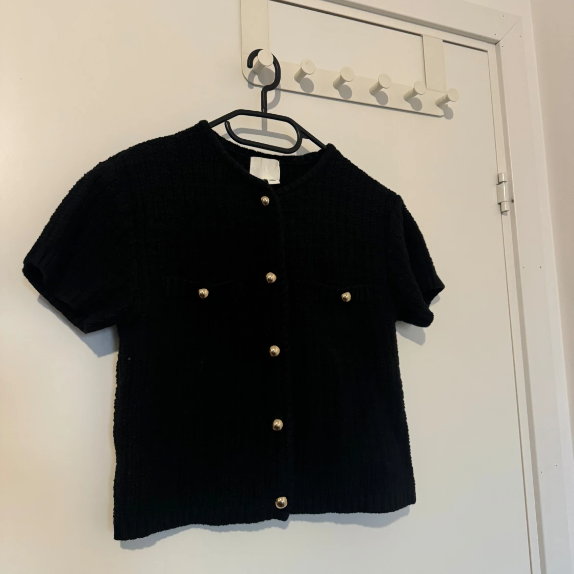 Svart ribbad kofta med guldknappar - 93