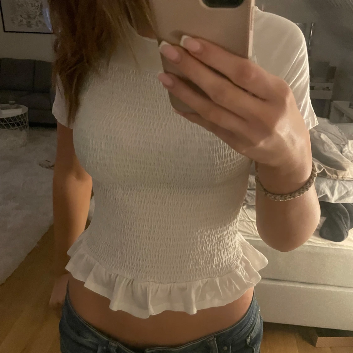 Vit topp med volangdetalj