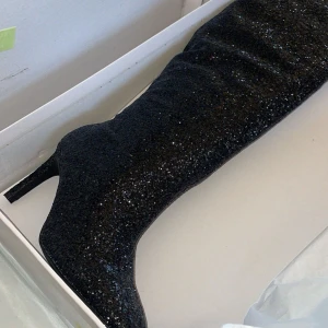 Klackar - As snygga glittriga klackar från Nelly. Använda 2 gånger. Nypris 899kr.