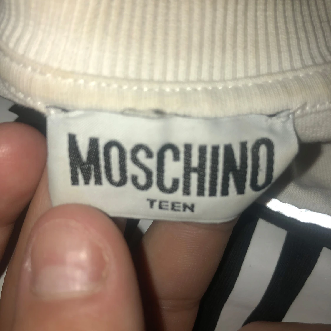 Vit t-shirt och shorts från Moschino Teen - 90