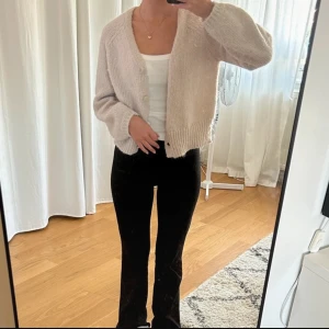 Beige stickad kofta - Mysig beige stickad kofta från Only i storlek M men känns mer som S. Säljer pga den inte kommit till användning men ör i helt nytt skick. Använt 1-3 gånger. Perfekt för höst och vår när du vill ha något varmt men endå snyggt 🩷