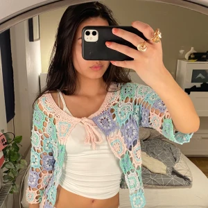 Pastellfärgad virkad kofta från Love Forever - Superfin pastellfärgad virkad kofta från Love Forever. Den har ett vackert mönster i ljusblått, mintgrönt och ljusrosa. Koftan är kortärmad och har en söt knytning framtill! 🌸