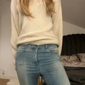 Ljusblå jeans från Diesel - Säljer ett par ljusblå jeans från Diesel i bra skick. De är medel midjade och har bootcut passform som sitter snyggt. Perfekta för både vardag och fest! Mer frågor o bilder tas privat💘🫧