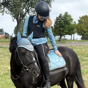 Säljer detta es sett i färgen steel blue! (Huvan såld) - Jätte snyggt sett från Equestrain Stocholm! Säljer endast huvan och schabraket då jag tappat bort tröjan. Både huvan och schabraket är i bra skick men schabraket har några små defekter. Säljer helst de i par men skulle gå om man bara vill köpa en av de. Kontakta mig om ni har en fråga eller ett prisförslag.🩵(HUVAN SÅLD SCHABRAKET FINNS KVAR FÖR 450kr)