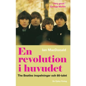 En revolution i huvudet. The Beatles inspelningar och 60-talet (häftad) - Bästa boken om Beatles musik nu i storpocket!Om The Beatles och deras musik kommer det kanske en hyllmeter nya böcker varje år. Bland alla dessa böcker står sig Ian MacDonalds En revolution i huvudet med säkerhet som den mest lovordade. Idag betraktas den som standardverket om gruppens musik. MacDonald skriver om alla låtar som Beatles spelade in. Han detaljgranskar dem och han värderar dem. Samtidigt förmedlar MacDonald en levande bild av The Beatles som grupp och av medlemmarnas liv och ställer dem och deras musik i relief mot det händelserika 60-talet: politiken, kulturen, ungdomsrevolten, drogerna. Här är några av omdömena om boken: "Very good." (Sir George Martin) "En bibel för varje Beatles-fan!" (Tidningen Vi)"En revolution i huvudet har också långa texter om populärmusikens inälvor, strider och omfamningar, översatt av Erik Andersson till ett språk som fängslar och gör läsaren ny." (Ingmar Glanzelius, DN) "Den bästa bok som skrivits om The Beatles och därmed en av de bästa böcker som skrivits om sextiotalet. Rekommenderas å det varmaste." (Tidningen Pop) "I härlig översättning dessutom med tajmning och sinne för kantslag på virvelkaggar och ostämda Höffnergitarrer MacDonalds gehör imponerar." (Mikael Strömberg, AB) "Som helhet är detta ett imponerande arbete vars tillförlitliga uppgifter och självständiga kommentarer fyller en stor lucka i litteraturen om rockhistoriens mest betydande band." (Gert-Ove Fridlund, Btj.)    Format Häftad   Omfång 380 sidor   Språk Svenska   Förlag Bo Ejeby Förlag   Utgivningsdatum 2017-09-14   Medverkande Erik Andersson   Medverkande Jocke Wester   ISBN 9789188316899  