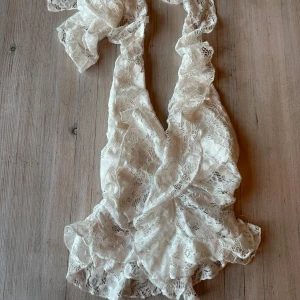 Vit topp - Vit topp som man knyter runt halsen, har bar rygg. Toppen har aldrig använts! Storlek S