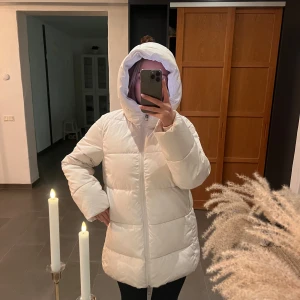 Vit pufferjacka Mango - Använd en vinter alltså bra skick förutom lite smink på insidas Luva/krage, inget som syns utåt(se bild)