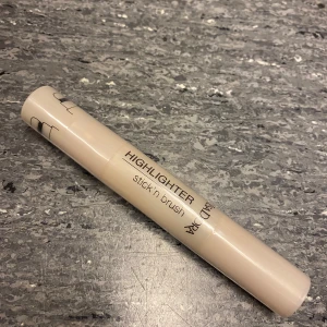 Highlighter stick från IsaDora - Säljer en highlighter stick från IsaDora. Perfekt för att ge ansiktet en fin lyster. Enkel att använda och smidig att ta med i väskan. Färgen är ljus och passar de flesta hudtoner. Perfekt för både vardag och fest! Pris kan diskuteras vid snabb affär