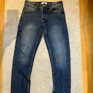 Blå jeans från FSBN - Säljer ett par klassiska blå jeans från FSBN i storlek 30/32. Jeansen är i bra skick.
