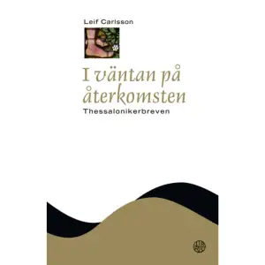 Thessalonikerbreven tillhör de äldsta texterna i Nya testamentet. Breven ger oss en unik inblick i den Jesusrörelse som genom Paulus mission spreds i den antika världen. På många platser möttes rörelsen av motstånd och förföljelser. Staden Thessalonike var inget undantag.I breven förkunnar Paulus och hans medarbetare att Jesus har besegrat döden. De som tar emot budskapet får ett nytt hopp inför framtiden. Jesus ska komma tillbaka. Han ska då göra slut på lidandet och ge de troende det oförstörbara livet. Men när kommer Jesus? I församlingen fanns det delade meningar. Har han redan kommit tillbaka? Eller dröjer hans återkomst? Paulus betonar att den stora återkomsten ligger i framtiden. I Thessalonikerbreven visar han hur de troende ska leva under tiden de väntar.I väntan på återkomsten är den tolfte boken i Libris kommentarserie Nya testamentets budskap, NTB, som riktar sig till bibelläsare som vill söka bibelordets budskap då som nu. Böckerna har två huvudavdelningar: den första fokuserar på bibeltextens teologi och budskap till sin egen tid och den andra tar fasta på reflektion, relevans och tillämpning.Leif Carlsson är universitetslektor i Religionsvetenskap vid Högskolan för Lärande och Kommunikation i Jönköping. Han är även pastor inom Equmeniakyrkan.    Format Inbunden   Omfång 209 sidor   Språk Svenska   Förlag Libris förlag   Utgivningsdatum 2018-06-05   Medverkande Maria Mannberg   ISBN 9789173877251  