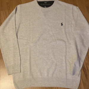  Polo Ralph Lauren tröja  - Säljer en stilren grå tröja från Polo Ralph Lauren i storlek M. Perfekt för både vardag och lite finare tillfällen! Pris kan diskuteras ❤️❤️ Nya pris e 1259