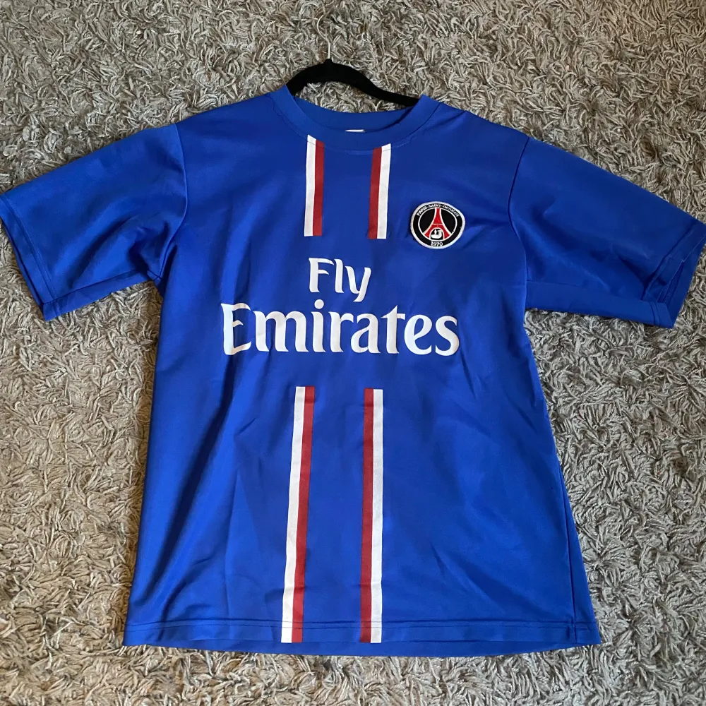 Säljer en PSG fotbollströja i strl M. Tröjan har Ibrahimović och nummer 18 på ryggen. Lite urtvättat tryck på ryggen annars är den i bra skick, perfekt för fans av PSG eller Zlatan.🌟. Sportswear.