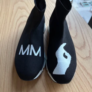 Maison Margiela - Helt nya Maison Margiela i strl 36 de är lite stora i storleken. Ordinariepris ca 5500:-