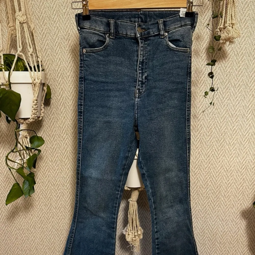 - Storlek M/32 - Mycket fint skick - Flared, high waist  - Recycled cotton. Jeans & Byxor.