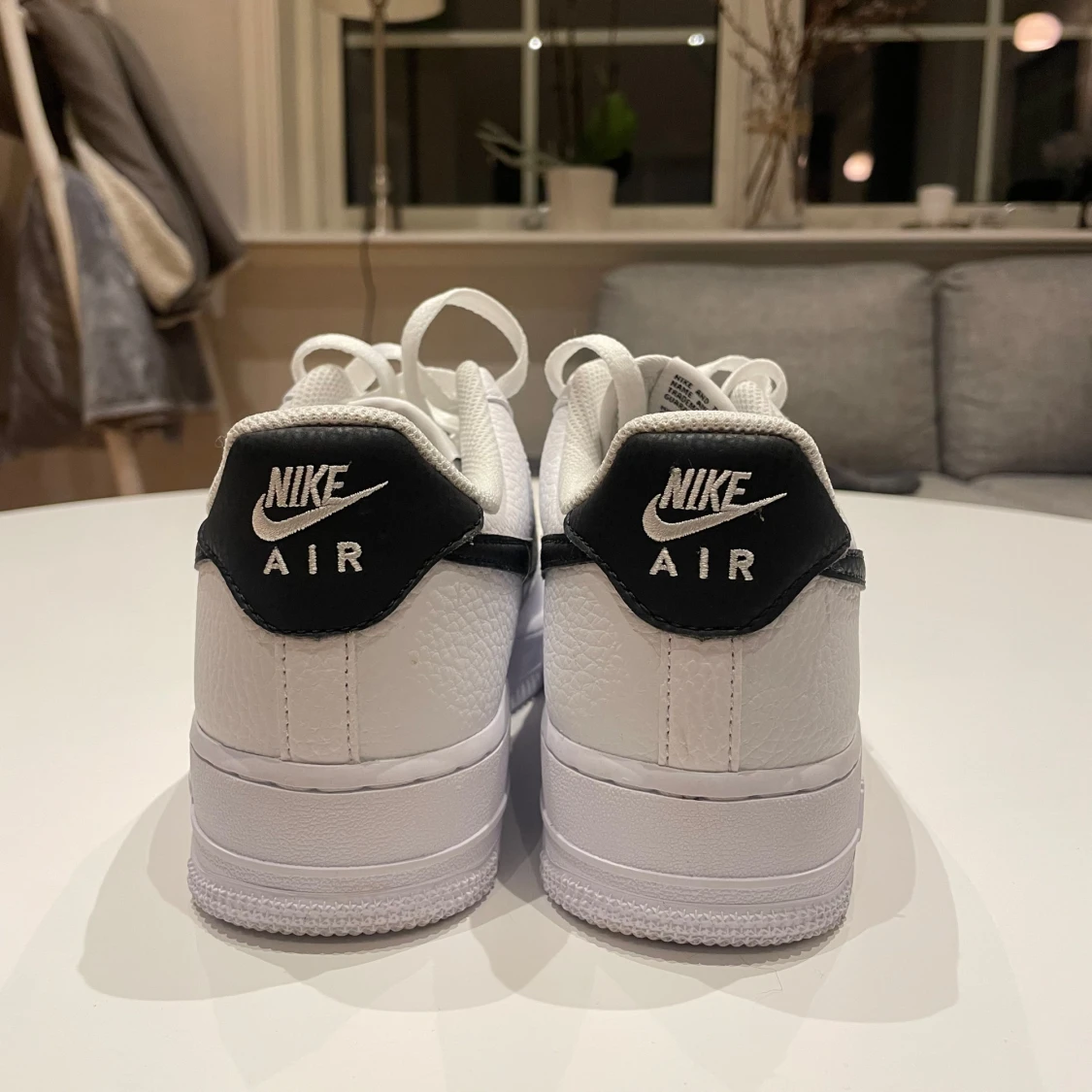 Nike Air Force 1 i vitt och svart - 90