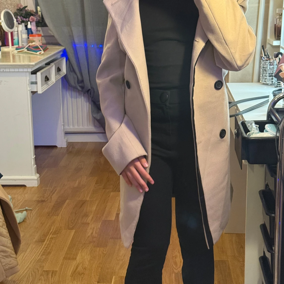 Beige kappa med svarta knappar - 91