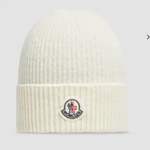 Säljer en superfin vit stickad mössa från Moncler. Den är perfekt för vintern och har en snygg broderad logga framtill som ger en modern fräsch känsla . Mössan är i nytt skick och kommer med originaltaggar jag säljer den då jag inte tyckte passformen passade mitt huvud, den är testad på ända gången jag prova. Den är både stilren och varm, perfekt för alla kalla dagar som kommer! Ord pris ungefär 2000 lite osäker, jag kan alltid gå ner i pris vid smidig och snabb affär!❤️ tveka inte att skriva