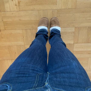 Lågmidjade bootcut jeans - Snygga jeans! Första bilden visar rätta färgen på jeansen. Priset kan diskuteras.