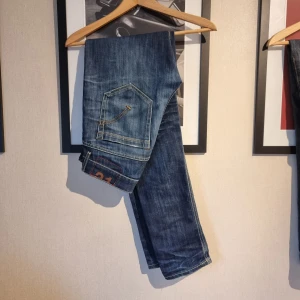 Donduo george - Goa dondup george 31 i mörkblå, jävligt fet tvätt. Toppenskick utan defekter. Modellen är 183 och väger ca 65.  Vid frågår eller fler bilder är det bara att skriva //Kba_Closet