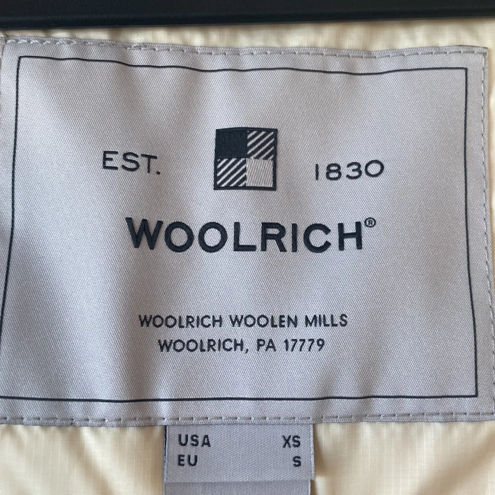 En fet windbreacker från woolrich | skicket på jackan är väldigt bra 10/10 använd sparsamt en gång | storlek s | ny pris 4000kr: mitt pris 999 | skriv vid frågor och funderingar. Jackor.