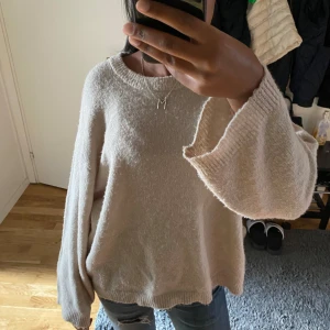 Mysig stickad tröja🤎 - Superfin och mysig stickad tröja perfekt nu till hösten! Tröjan har ett litet hål som inte syns vid armen❣️❣️