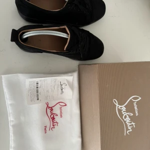 Christian Louboutins - Svarta Louboutins, utan nitar. Storlek 41 använda en vinter skick 7/10