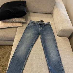 Säljer dom här jeansen för dom är förstora för mig.  - Ett par NEUW jeans som jag säljer skick 10/10 aldrig använt ny pris  1500kr/ skriv om ni är intresserade 