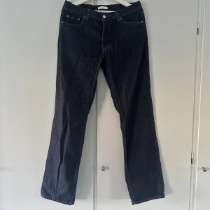 Jeans från gina tricot - Dessa jeansen är raka i passformen och har en low/midwaist. Det är en mörkblåa tvätt. Orginalpriset är 499kr. Priset går att diskueteras