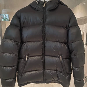 Zara Puffer - Säljer min Zara puffer, modellen väldigt lik Moncler Maya… Har ett litet hål som enkelt kan lösas med en lagning därav priset.