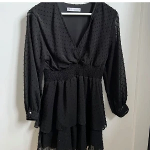 Klänning - Säljer denna fina klänning då den ej kommer till användning! Superfin att styla till höst och vinter💕💕