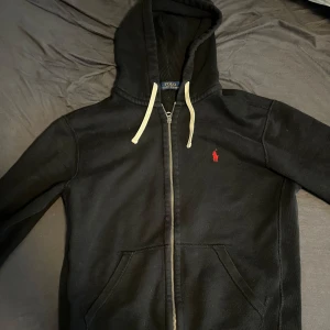 ralph lauren tröja  - bra skick, medium använd  men passar fortfarande bra och helt utan skador, pris kan förhandlas!