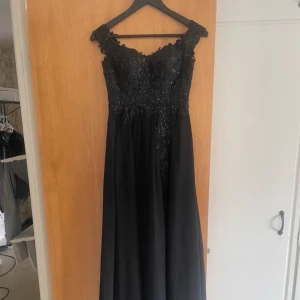 klänning - en jättefin klänning som tyvärr är för liten för mig, står ingen storlek men skulle säga xxs.