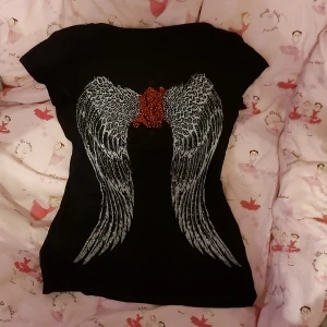 Sinful tröja - Står XXL men den passar bra på M och är stretchig. Några rhinestones har ramlat av och kan sitta lite löst! Jätte fin tröja men är kristen så den blir inte använd